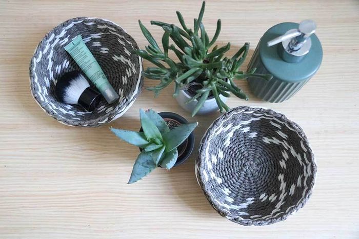 Panier rond "Yala" gris/blanc