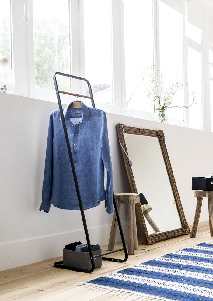 Portant noir incliné en métal avec barre en bois "Ivar" 5 Compactor