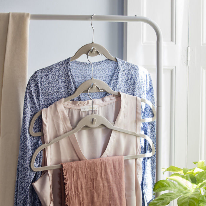 Lot de 4 cintres antiglisse avec barre beiges "Velvet" 6 Compactor