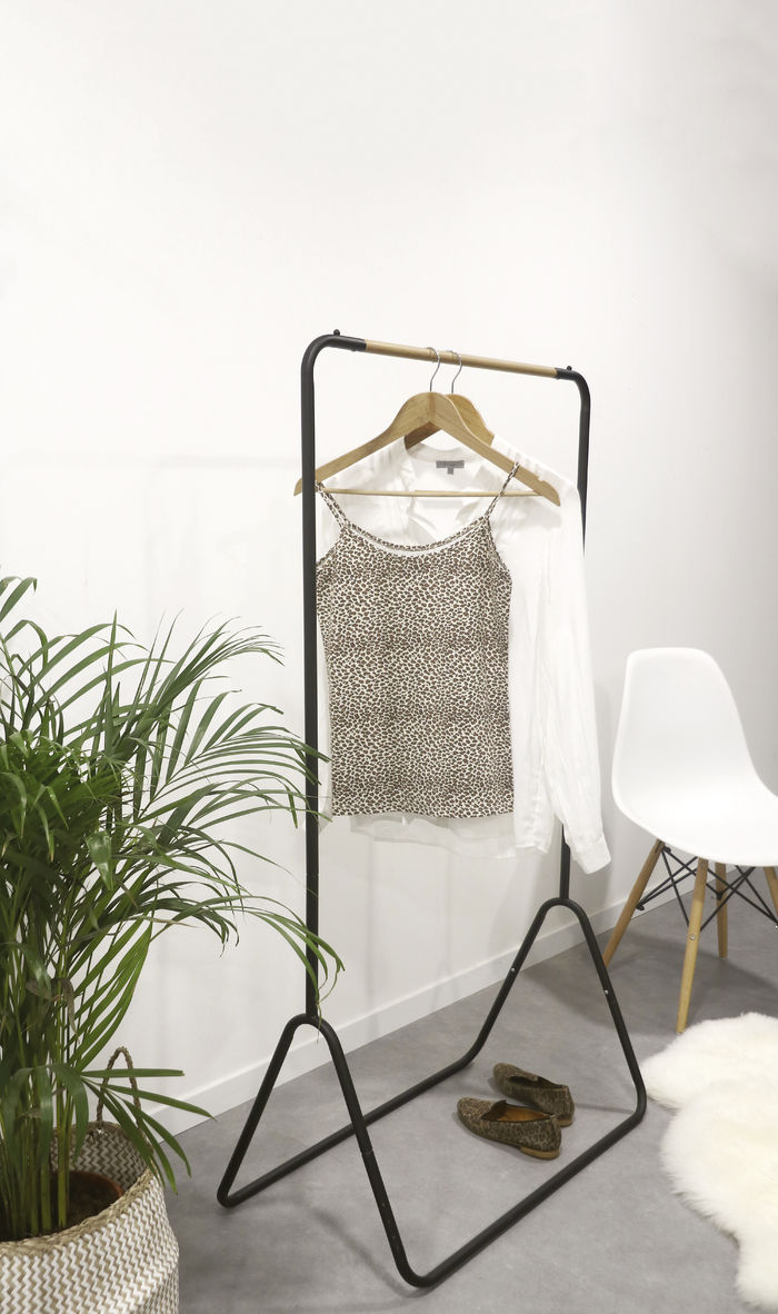 Portant noir en métal arrondi avec barre en bois "Elias" 5 Compactor