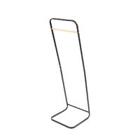 Portant noir incliné en métal avec barre en bois "Ivar"