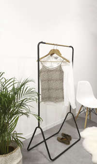 Portant noir en métal arrondi avec barre en bois "Elias"