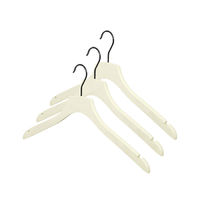 Lot de 3 cintres simples beiges "Cancale"