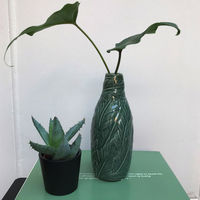 Vase vert motif feuilles